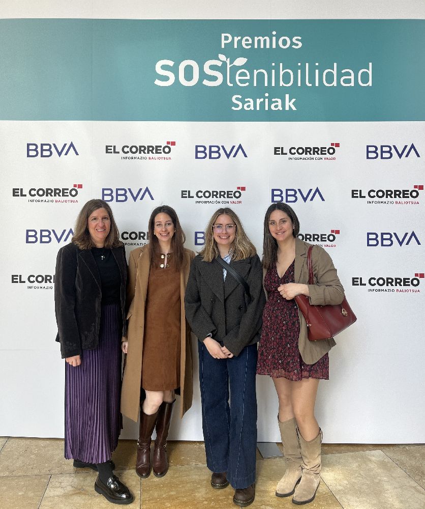 Compañeras de trabajo posando para las fotos en la ceremonia de entrega de premios a la sostenibilidad.